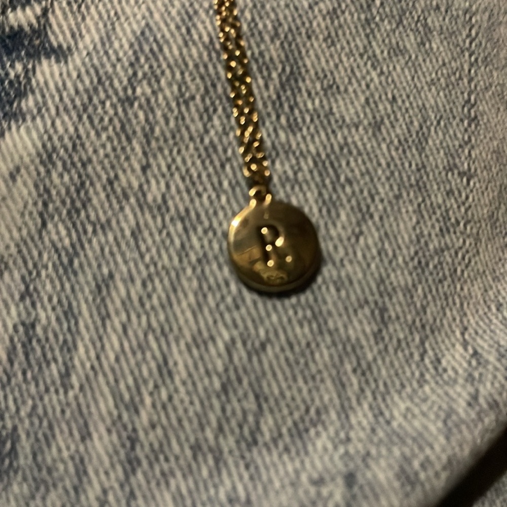 Gold R necklace - Picture 2 of 3
